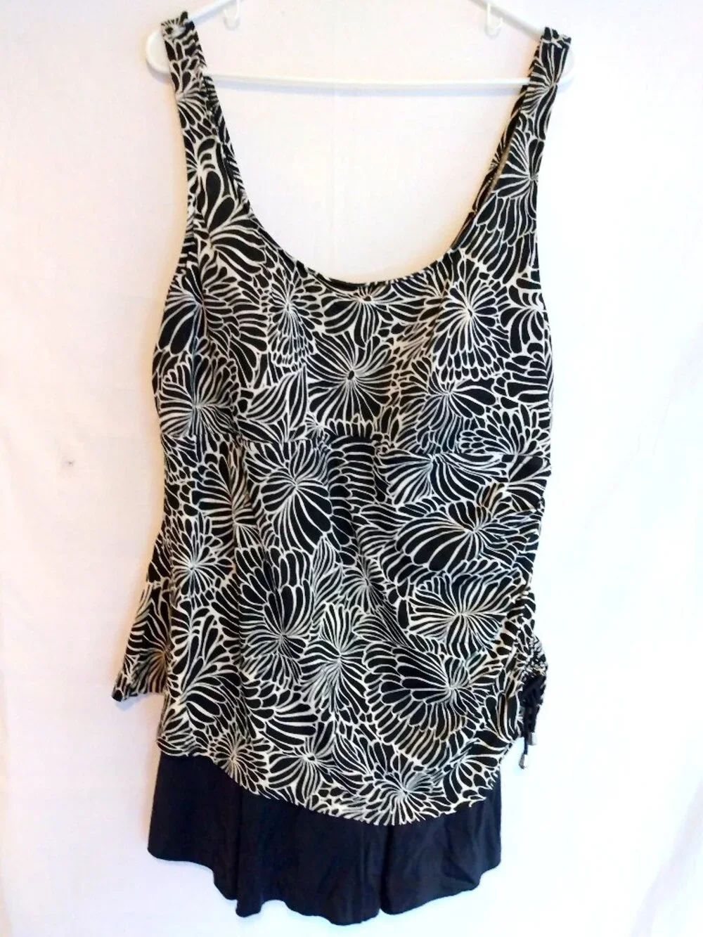 Maxine Of Hollywood Black White Floral Skirted Swimsuit Plus 20W Modest Resort